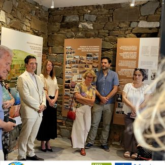 Fotografije z odprtja razstave prikazujejo dogodek ob predstavitvi stalne razstave o aleksandrinkah v Renčah, ki je nastala v okviru projekta \"Kulinarična in bivanjska kultura aleksandrink\" in je sofinanciran iz Evropskega sklada za regionalni razvoj.