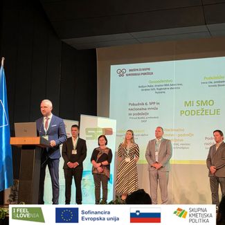 Predstavniki LAS V objemu sonca na 6. Slovenskem podeželskem parlamentu v Ilirski Bistrici, kjer so sodelovali v razpravah o prihodnosti slovenskega podeželja.