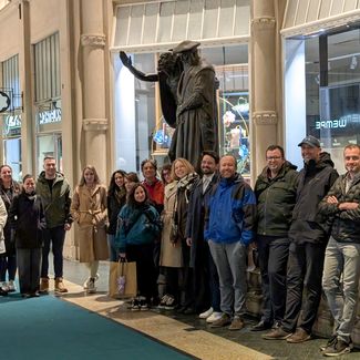 Projektni partnerji projekta DARKERSKY4CE na petem srečanju v Leipzigu (14.–15. april 2026), pred restavracijo Auerbachs Keller Leipzig.