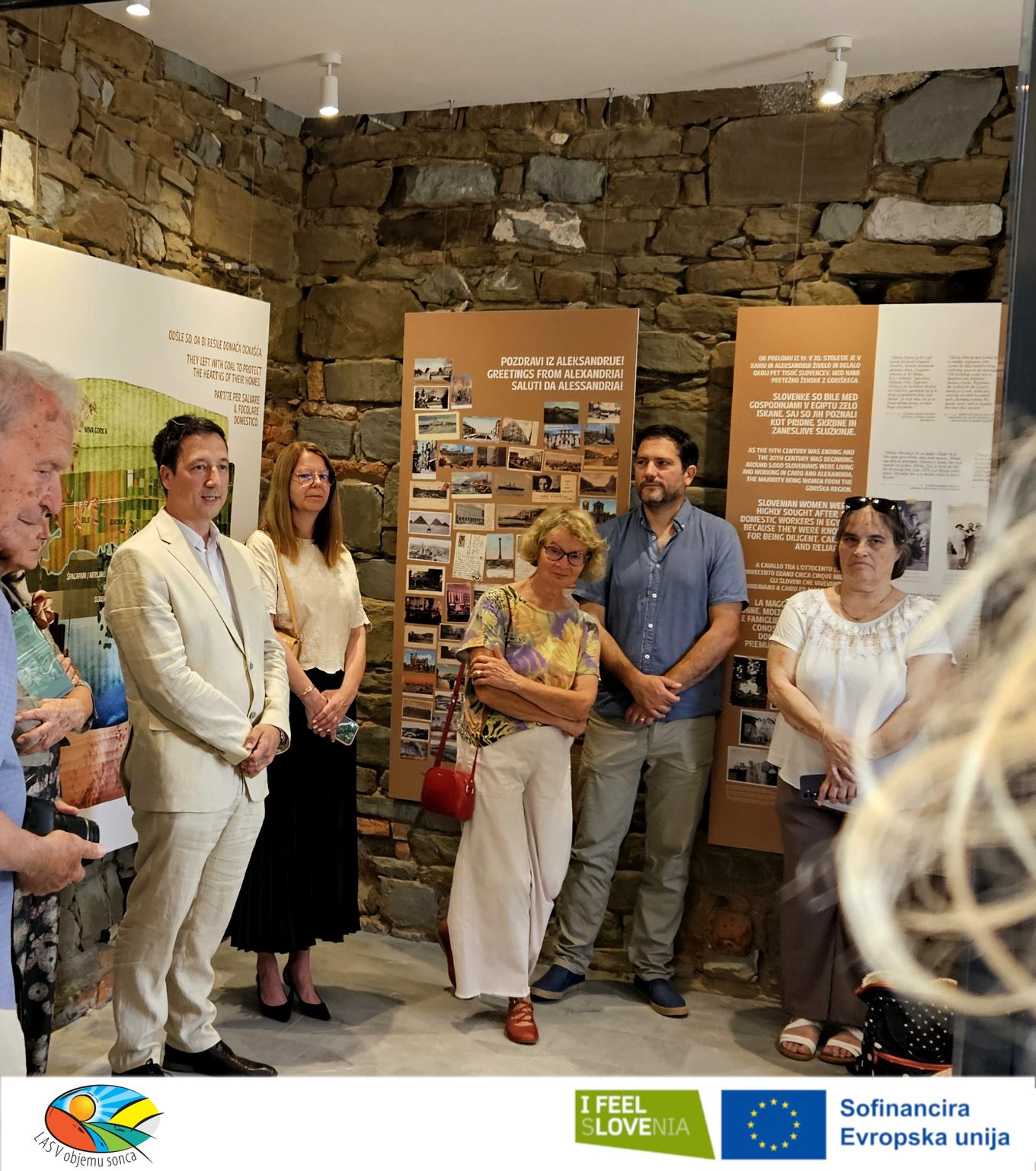 Fotografije z odprtja razstave prikazujejo dogodek ob predstavitvi stalne razstave o aleksandrinkah v Renčah, ki je nastala v okviru projekta \"Kulinarična in bivanjska kultura aleksandrink\" in je sofinanciran iz Evropskega sklada za regionalni razvoj.