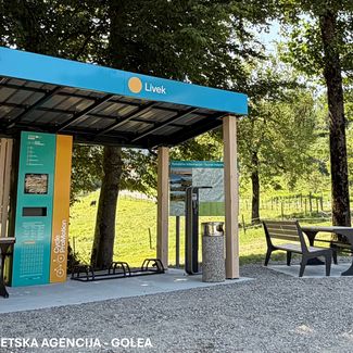 Prva pametna kolesarska postaja v Livku, postavljena v okviru projekta CycleProMotion. Foto: Goriška lokalna energetska agencija, Nova Gorica (GOLEA).